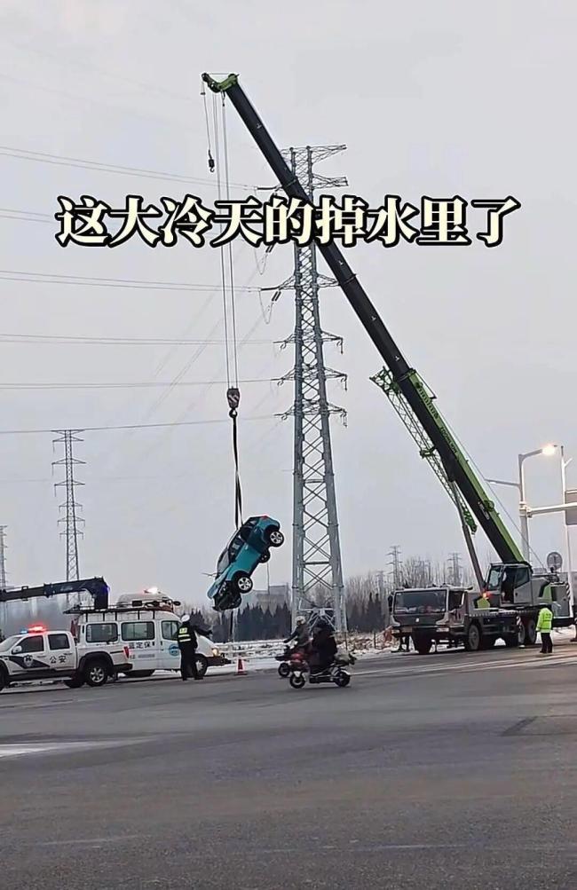 男子驾车坠结冰河道被市民救起 热心市民合力救援
