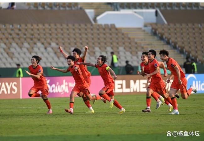 接着奏乐接着舞！实拍U23国足更衣室：胡荷韬魔性陶醉 李昊略滑稽