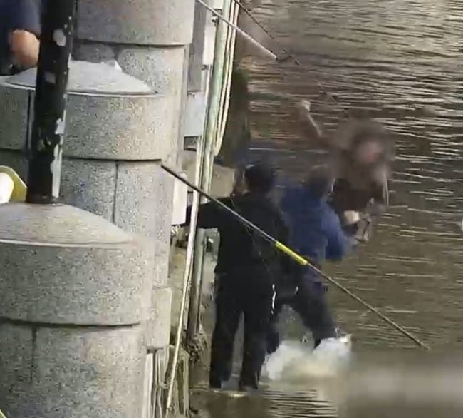 民警救人被拖下水受伤不放手 英勇行为获赞