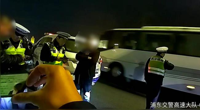 网约车不想排队 停高架上候单 记9分罚200元!