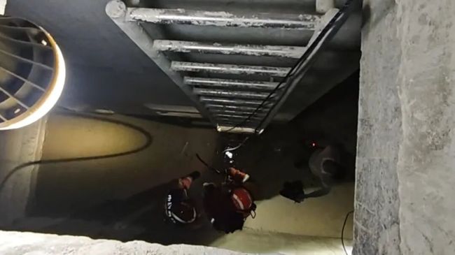 男孩坠入7米深井不断喊手疼 紧急救援展开