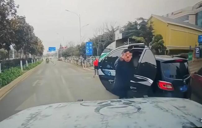 女子作不雅手势被撞倒遭争议,违停与道德争议的背后