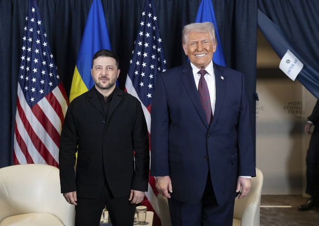 泽连斯基突然赴达沃斯见特朗普，会谈近一小时