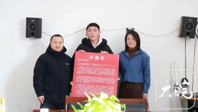 不是我撞的 我也可以把她扶起来：少年善举获赞