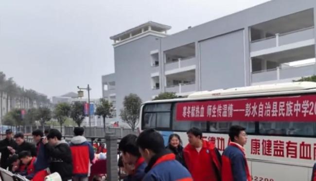 献血车开进中学：被采血师生均满18岁，活动合规进行