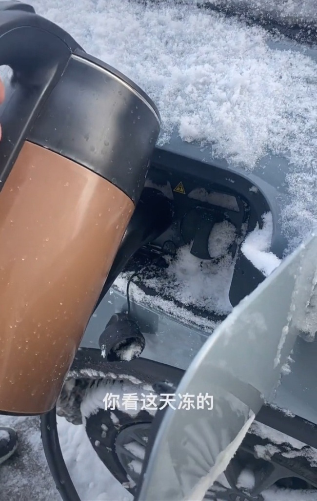 零跑客服回应女子浇开水解冻充电口 建议热风吹或热敷