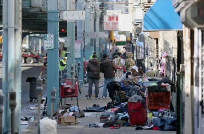 斩杀线下美国建疯人院关流浪汉 精英冷漠的遮羞布