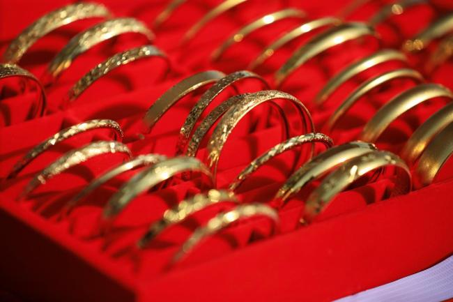 金价暴涨胖东来金店挤爆了 代购疯狂抢购