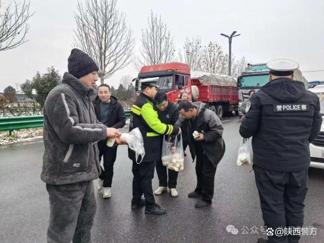 40辆车因大雪滞留 交警为司机送包子 寒夜中的温暖守护