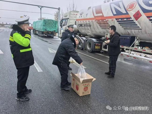 40辆车因大雪滞留 交警为司机送包子 寒夜中的温暖守护