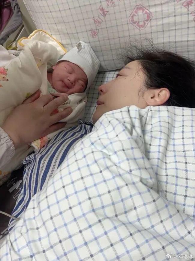 奥运冠军邓琳琳官宣生子 一家三口幸福启程