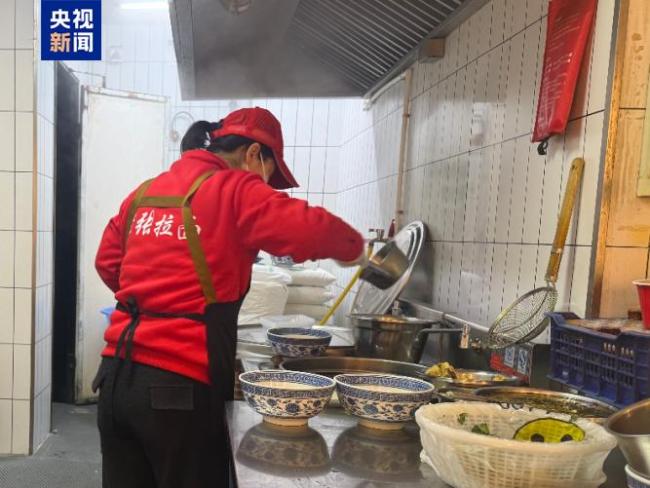 主顾在爱心面馆吃1碗存5碗 护理流转的善意