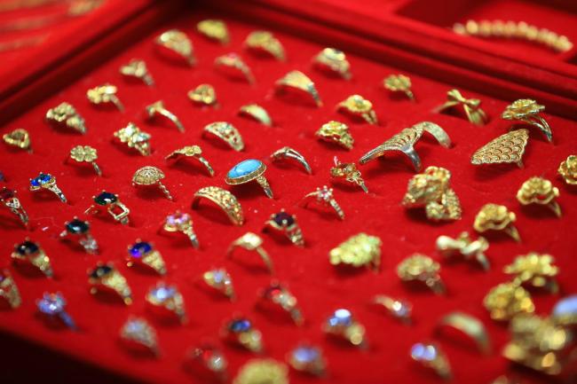 金价暴涨胖东来金店挤爆了