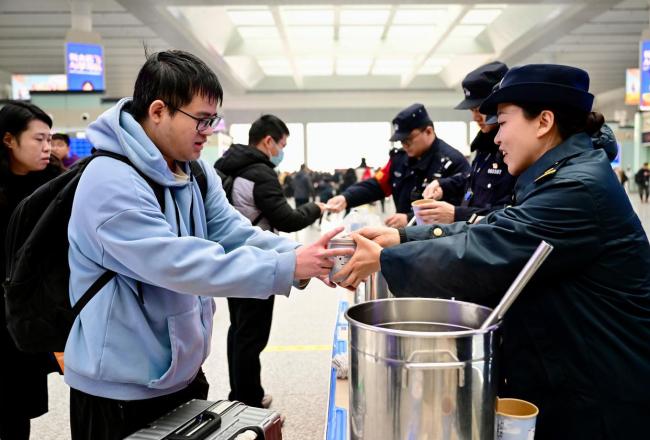 合肥南站为旅客送腊八粥 温情活动暖人心