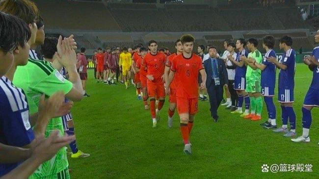 U23国足领取亚军奖牌🏅 全员无笑容