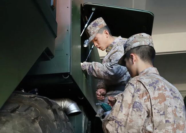 火箭军某部打破建制选用“兵教员” 创新教学模式提升整体能力