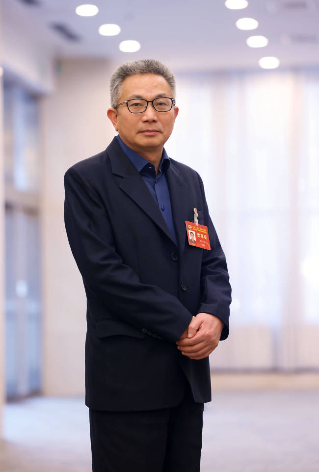 冬防滑夏躲雨，政协委员郑小平为极端天气下中小学生通学安全献策