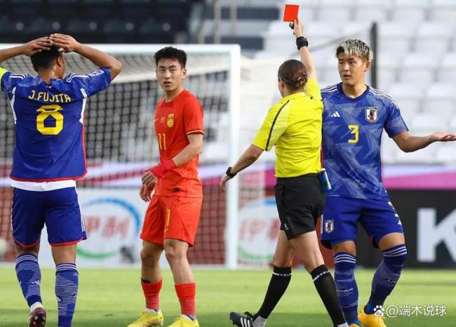 U23国足不孤单!大量中国球迷现场助威,挥舞国旗,老外也加入 红色浪潮点燃沙特之夜