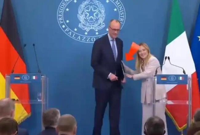 德国总理想亲吻意大利总理遭拒 尴尬瞬间引发热议