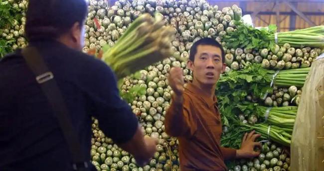 央视曝光多地毒蔬菜事件 高毒农药危害惊人