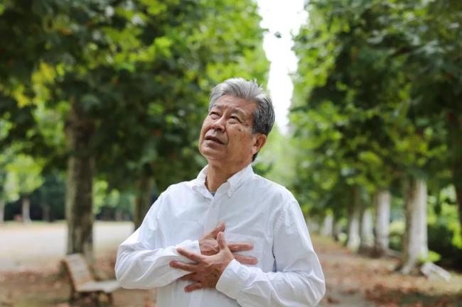 6旬老人北京跟团游时猝死，连续两天凌晨集合！网友：年轻人也吃不消 量力而行更重要