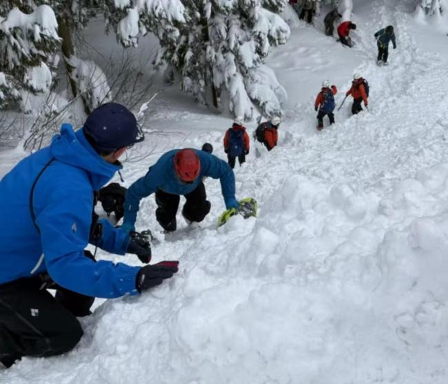 6名中国男子日本滑雪被困“死亡谷” 成功获救全员平安