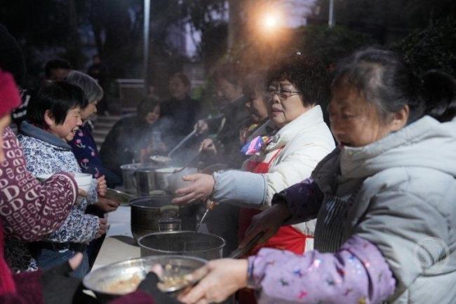 女子连续13年为邻居提供免费腊八粥 一碗粥温暖邻里情