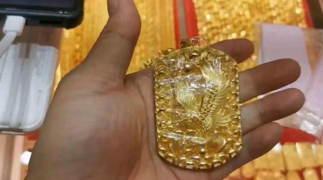 男子遗失80克金牌价值近10万 景区游玩时不慎丢失