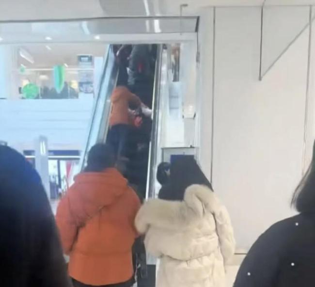 女子推着轮椅上扶梯出现意外 三人受伤引关注