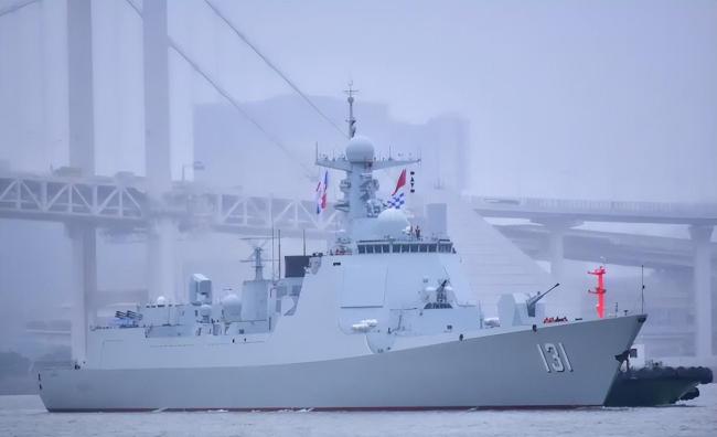 太原舰远海训练突遭外军军舰高速接近挑衅，全舰立即进入战斗状态，成功驱离外舰！