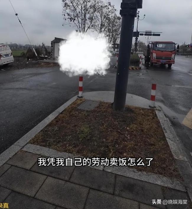 女子工地外卖饭遭食堂人员驱赶辱骂 凭双手谋生何错之有？