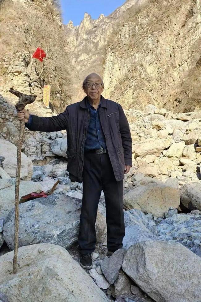 81岁老人自掏百万凿天梯 传承北岳文化