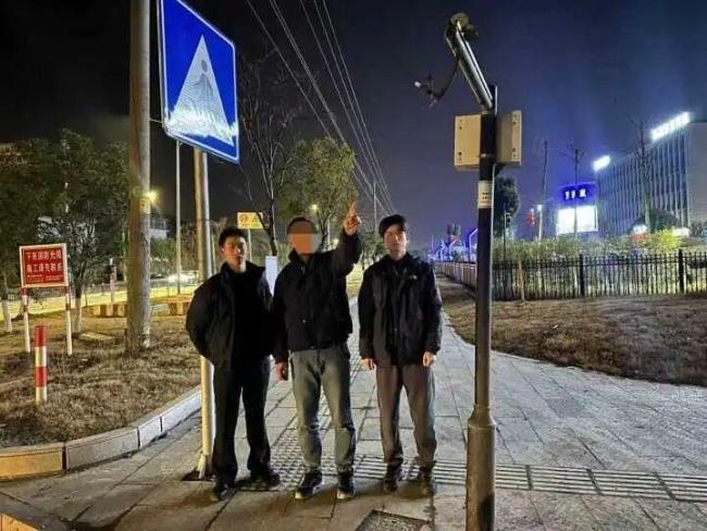 货车司机偷公安监控被抓：觉得画质好，奇葩行径令人咋舌