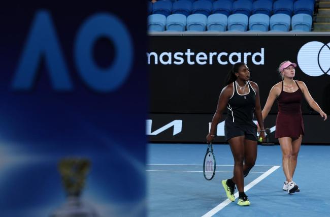 张帅梅尔滕斯2-0击败美国组合晋级8强 澳网精彩瞬间