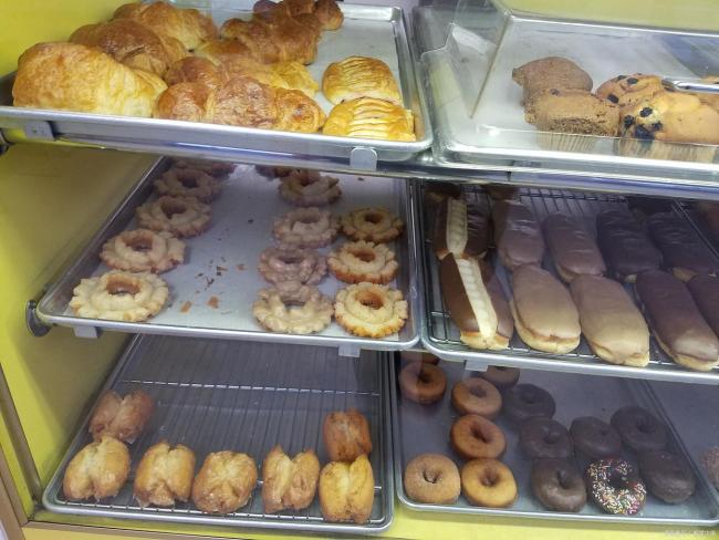 好利来蛋糕店店员将掉地面包捡起售卖 食品安全引担忧
