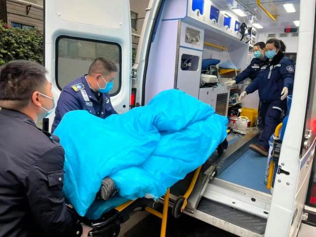 21岁白血病寻亲女孩转院养母发声 感谢全程陪伴与帮助