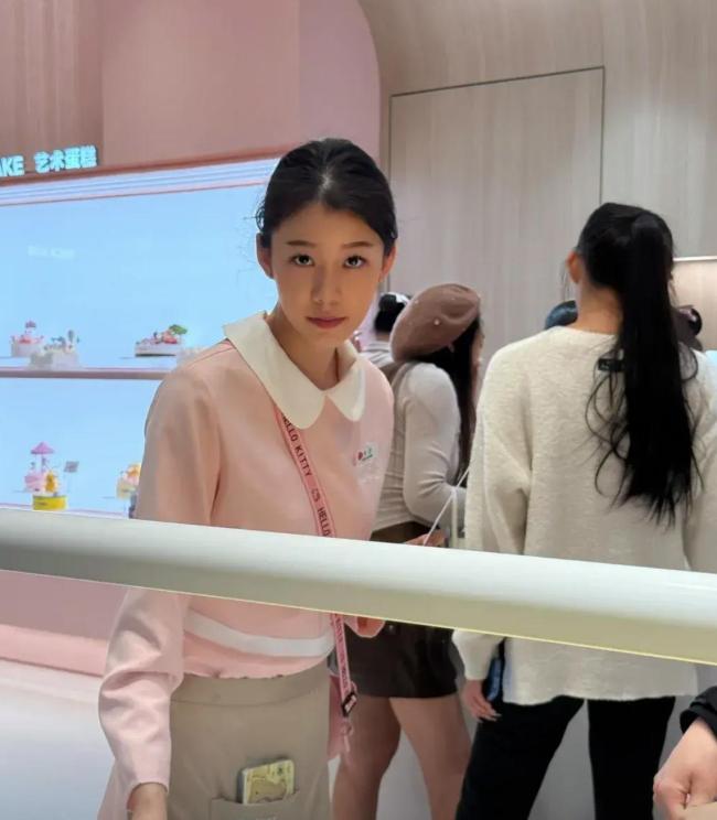 好利来一店员将掉地面包捡起售卖 食品安全底线何在？