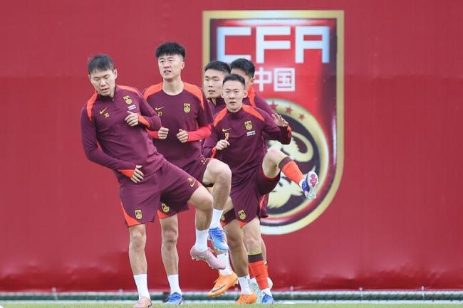 国足结束迪拜拉练！收官战平乌兹别克！1胜2平战绩，连夜回国备战 邵佳一率队备战3月热身赛