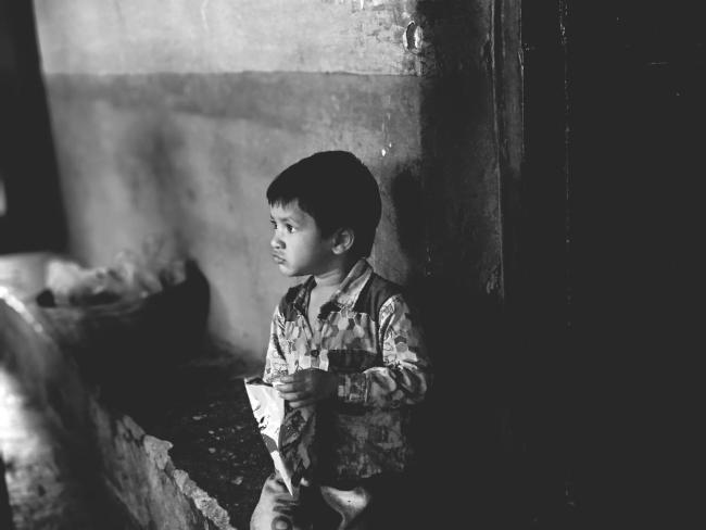 父母失联11岁男童将可领460元低保 亲情亏空下的成长账单