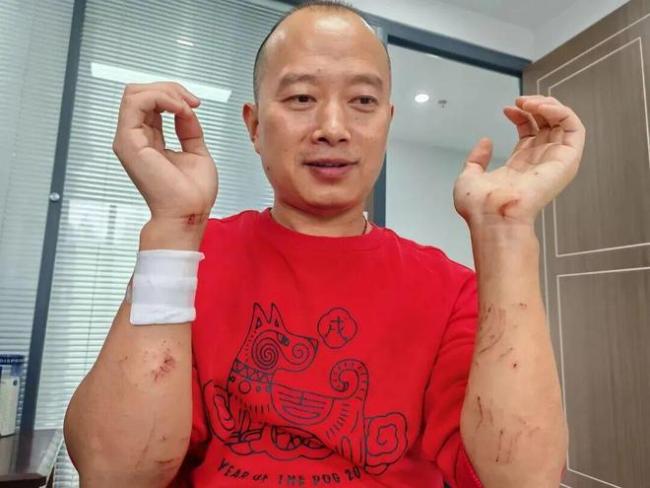 轿车坠河男子扛来长梯救人 退役军人英勇救援