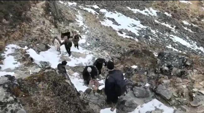 男子徒步失联3天2夜后获救 违规探险受罚