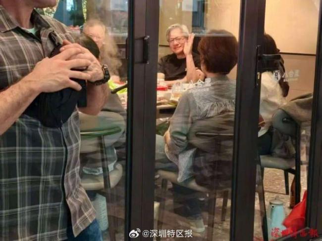 黄仁勋现身深圳吃牛肉火锅