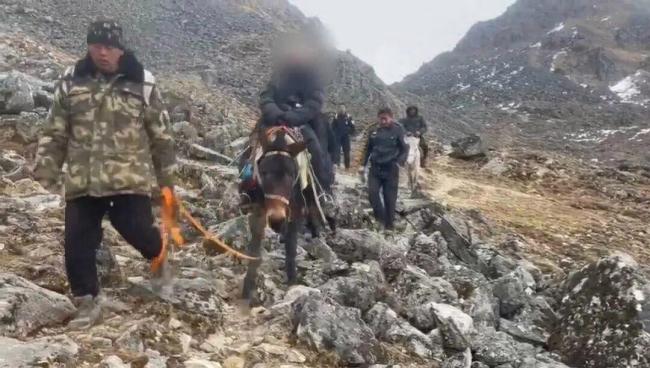 闯贡嘎山未开发区男子靠吃雪求生 违规徒步被罚救回