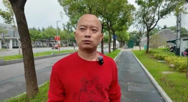 轿车坠河男子扛来长梯救人 退役军人英勇救援