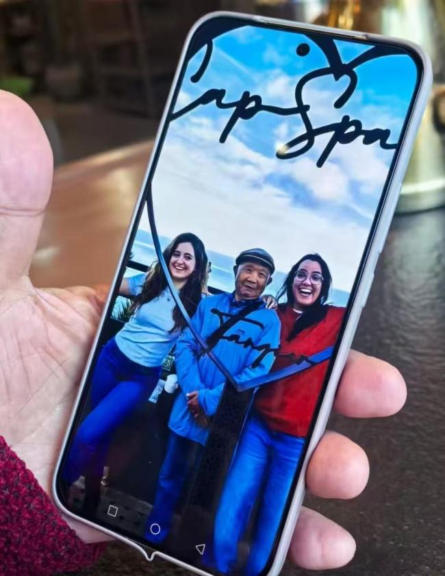 82岁大爷背包环游世界 耄耋之年逐梦全球