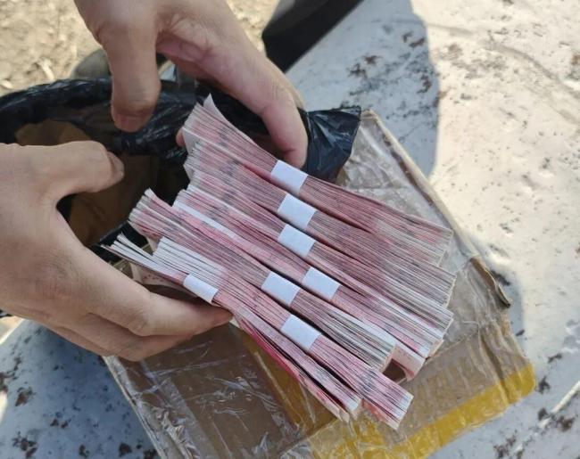 男子遭诈骗把现金塞进水泥管