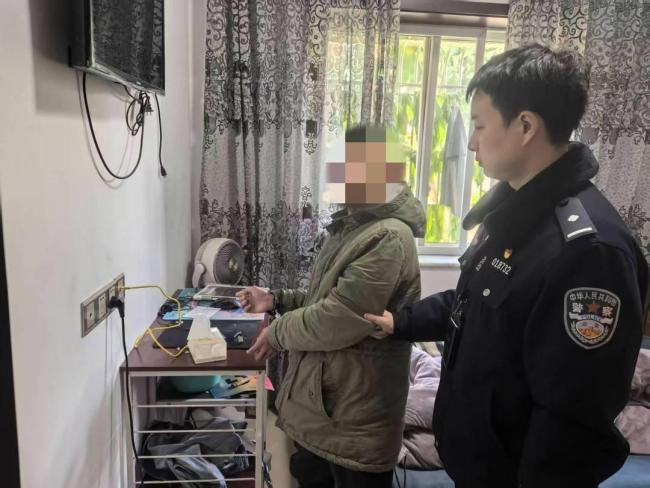 须眉盗窃电脑还换衣顺走啤酒 盗匪竟在屋内喝啤酒