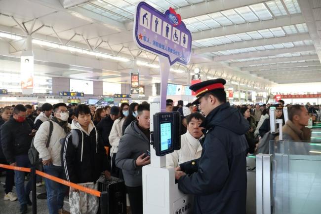 上海南站打造高铁“痛站” 二次元文化迎春运