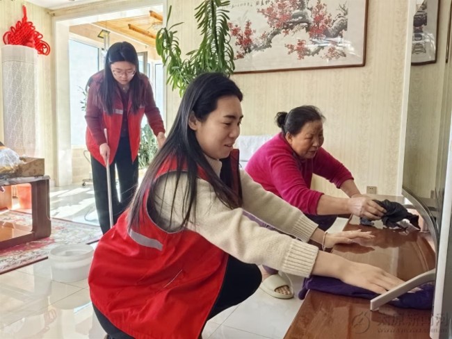 00后保洁师进村免费为老人大扫除