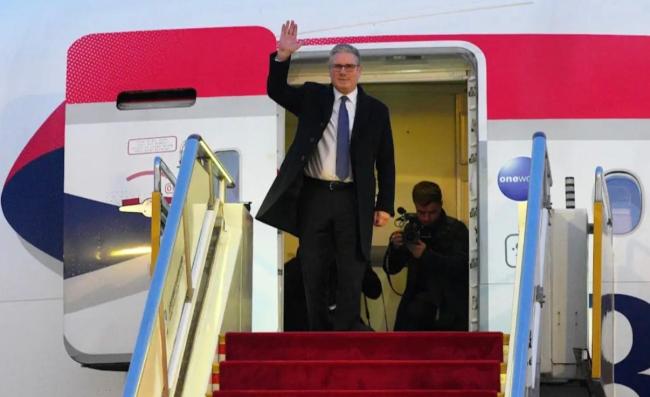 小女孩给英国首相献花，英国首相斯塔默抵达北京 英首相绅士访华